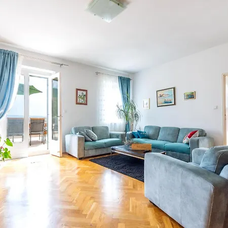 4 Bedroom Lovely In Holiday home