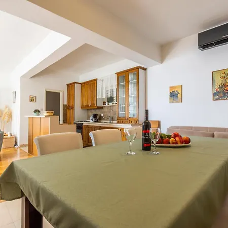 4 Bedroom Lovely In Holiday home Podstrana