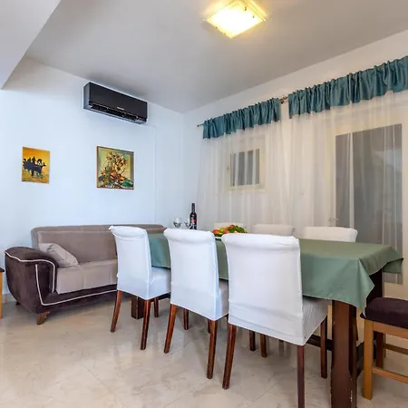 4 Bedroom Lovely In Holiday home Podstrana